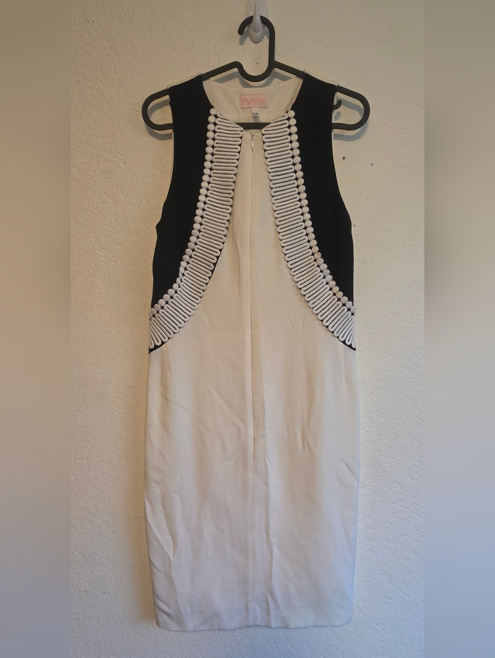 Byblos Two-Tone Ivory & Black Sleeveless Shift Dress
